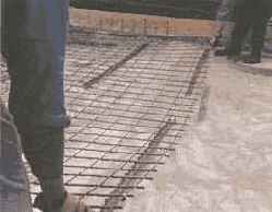 Опалубка фундаментной плиты служит во время бетонных работ в качестве определителя высоты