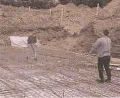 Опалубка фундаментной плиты служит во время бетонных работ в качестве определителя высоты