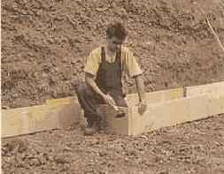 Опалубка фундаментной плиты служит во время бетонных работ в качестве определителя высоты