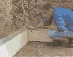 Опалубка фундаментной плиты служит во время бетонных работ в качестве определителя высоты