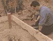 Опалубка фундаментной плиты служит во время бетонных работ в качестве определителя высоты